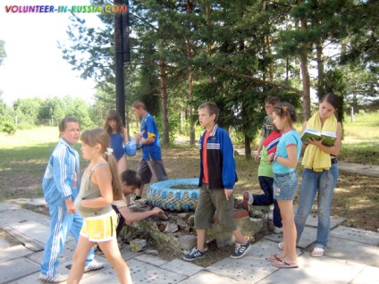 Voluntarii lucrează în tabăra de vară rusă pentru copii