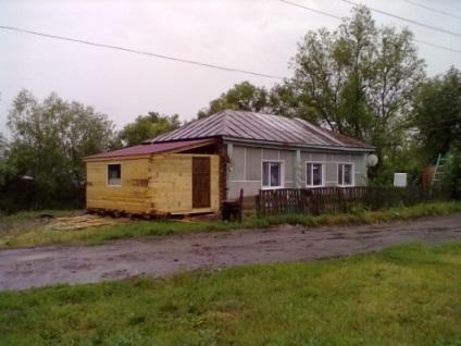 Repararea unei case din sat