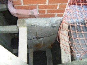 Repararea fundației unei case vechi din lemn pentru consolidarea fundației