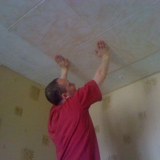 Repararea tavanului într-un apartament la prețurile de la Moscova la 290 r / mp