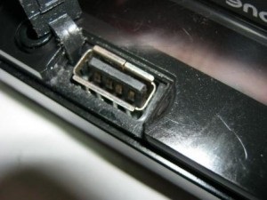 Reparați conectorul USB pentru stereo auto