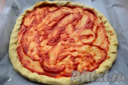 Recept pizzához paradicsommal, kolbásszal és sajttal a sütőben - recept egy fotóval