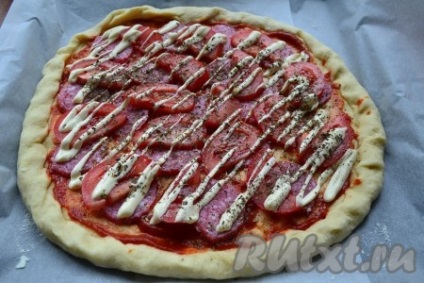 Recept pizzához paradicsommal, kolbásszal és sajttal a sütőben - recept egy fotóval