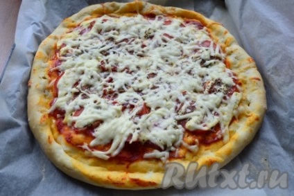 Recept pizzához paradicsommal, kolbásszal és sajttal a sütőben - recept egy fotóval