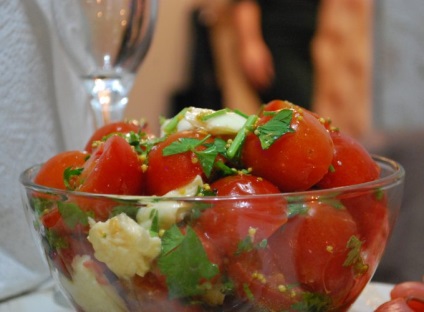 Salata de roșii de cireșe și mozzarella cu pansament de mustar picant, bucătărie italiană, culinară