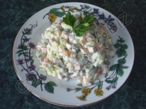Salată Olivier cu carne de pui și cârnați - delicioasă rețetă pas cu pas cu fotografie