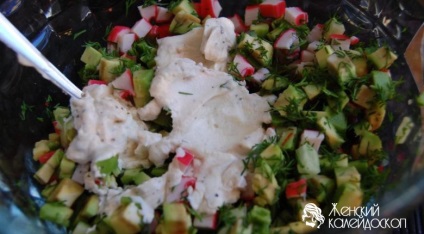 Salata cu bete de crab si avocado