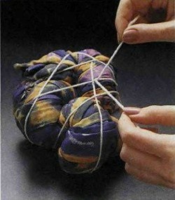 Coaseți o fustă largă și creați un efect de țesătură pe material -