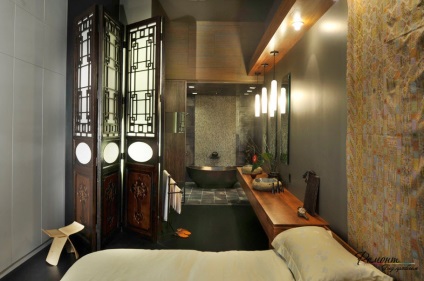 Ecranul din interiorul dormitorului, camera de zi și baie în fotografie