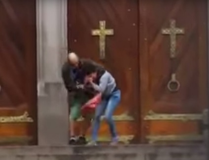 Sute de oameni au filmat, în timp ce acest bărbat îngenunchea lângă o femeie în sânge