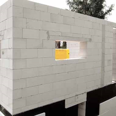 Modern anyagok az apartmanház falainak felépítésére és a technikai összehasonlító táblára