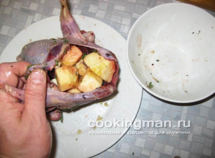Black grouse umplute cu mere coapte în cuptor cu cartofi - gătit pentru bărbați