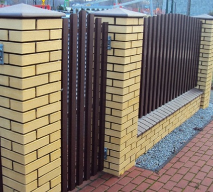 Am instalat un gard cu stalpi de cărămidă, un portal de construcție