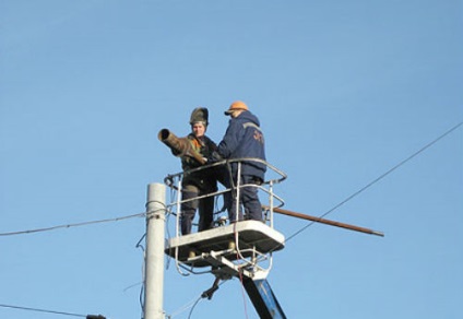 Instalarea stâlpilor de iluminat de către alpiniști industriali