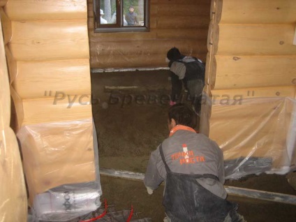 Készülék félszáraz cement-homokpadlós esztrichek szálas vágott házban