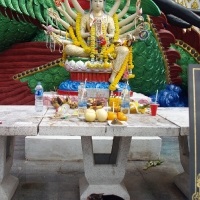 Templul wat plai laem, buddha fericit și guaiin multi-armat
