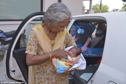 De ce femeia indiană în vârstă de 72 de ani a dat naștere primului copil - știri în fotografii