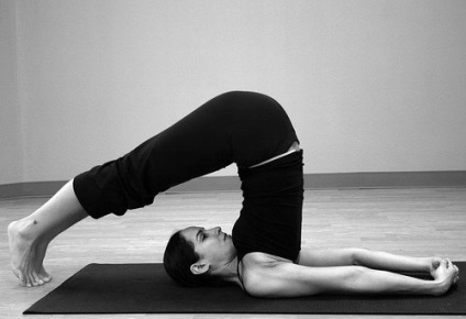 Cursuri de yoga la domiciliu pentru începători, cum să efectuați în mod corespunzător asanas