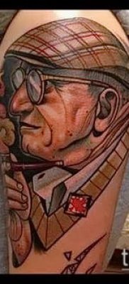 Az öregember értelme a tetoválásnak, a történelemnek, a tényeknek, a fotóknak, a vázlatoknak, az érdekes tetoválási lehetőségeknek