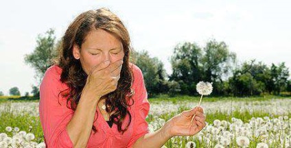 A pollen allergia okoz, tüneteket és terápiákat