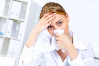 A pollen allergia okoz, tüneteket és terápiákat