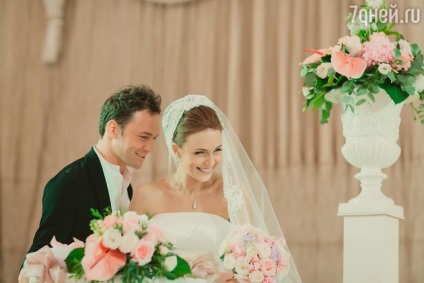 Анна Snatkina и Виктор Василиев отбележи бельо сватба