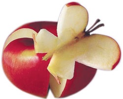 Pillangó egy alma és egy ehető virág egy gyönyörű fele, vagy mi meglepetés a szeretett március 8