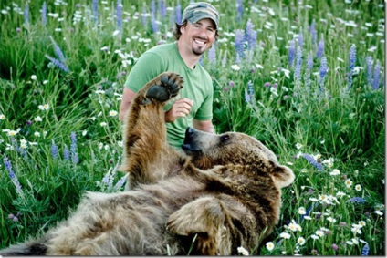 Un bărbat care trăiește cu un urs grizzly
