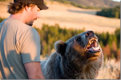 Un bărbat care trăiește cu un urs grizzly