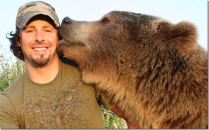 Egy ember, aki grizzly medvével él