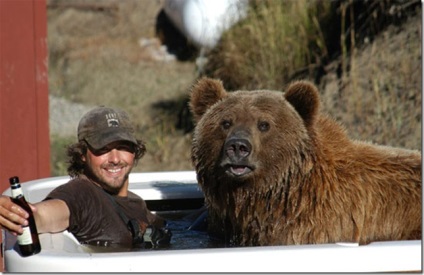 Un bărbat care trăiește cu un urs grizzly