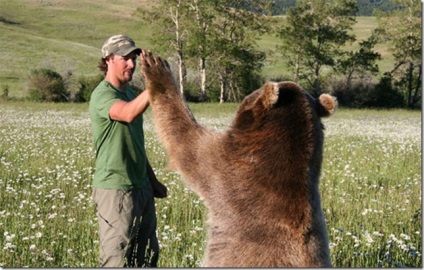 Un bărbat care trăiește cu un urs grizzly