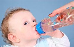 Cu cât este mai periculoasă deshidratarea pentru un copil - fiți sănătoși