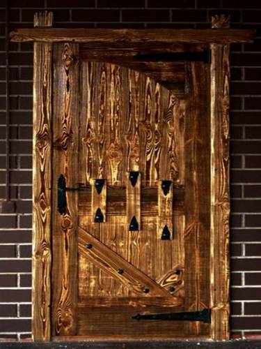 Ușile sub vremurile vechi sunt din lemn, din pin masiv, intrare și interior, fotografie