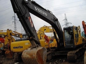 Excavatorul volvo ec 210 are o structură de cadru armată