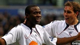 Fotbalistul bolton muamba a suferit un atac de cord în timpul meciului - serviciul rus bbc