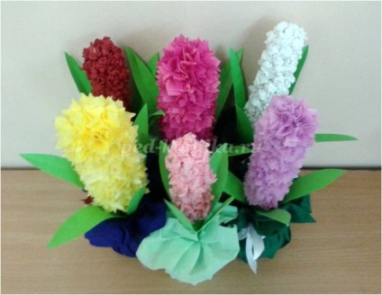 Hyacinths făcute din hârtie crep cu mâinile lor