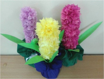 Hyacinths făcute din hârtie crep cu mâinile lor