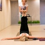 Yoga-balet balet se întinde prin yoga mijloace
