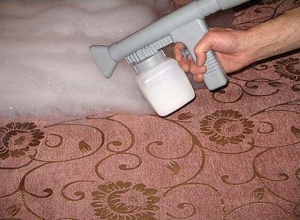 Cum să cureți o canapea acasă