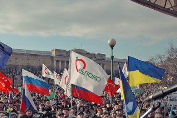 Какви са политическите движения и идеи символизират знамена в митингите