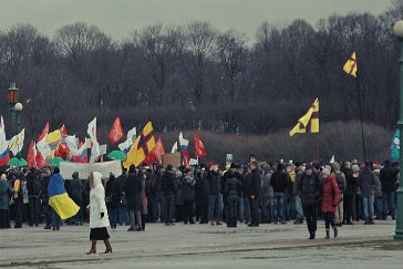 Ce mișcări și idei politice simbolizează steaguri la raliuri