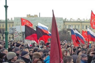 Какви са политическите движения и идеи символизират знамена в митингите