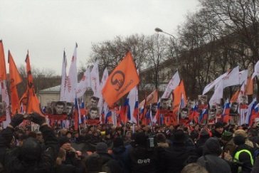 Какви са политическите движения и идеи символизират знамена в митингите