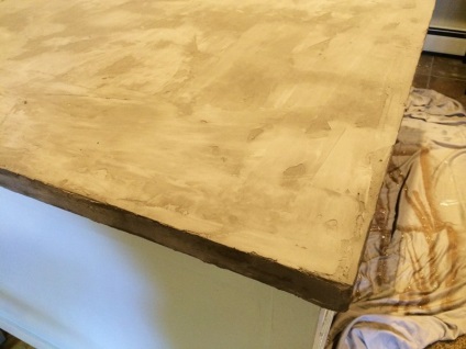 Hogyan lehet frissíteni egy régi asztalt beton felhasználásával?