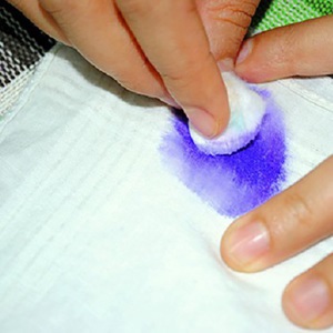 Cum să spălați petele de pe pixurile de cerneală cu haine la domiciliu