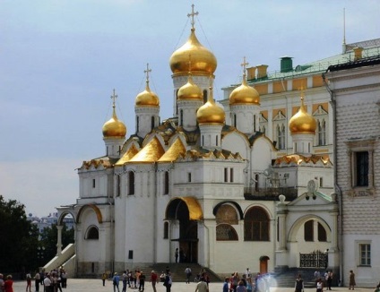 Care dintre aceste catedrale nu este în Kremlin (cm)