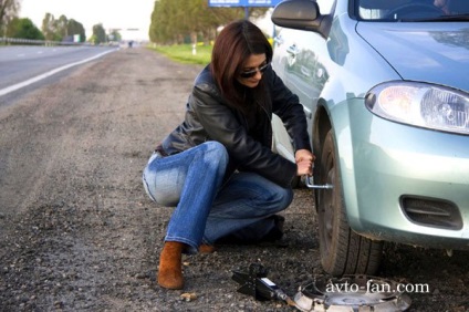 Cum se schimbă roata din mașină, înlocuirea roții perforate