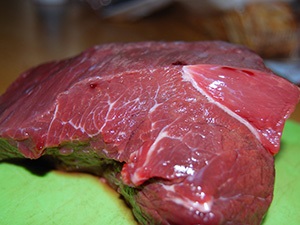 Hogyan főzni a húst a fóliában egy kemencében