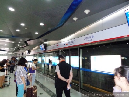 Hogyan juthat el a pekingi repülőtérről a városközpontba magad és a költségvetés között